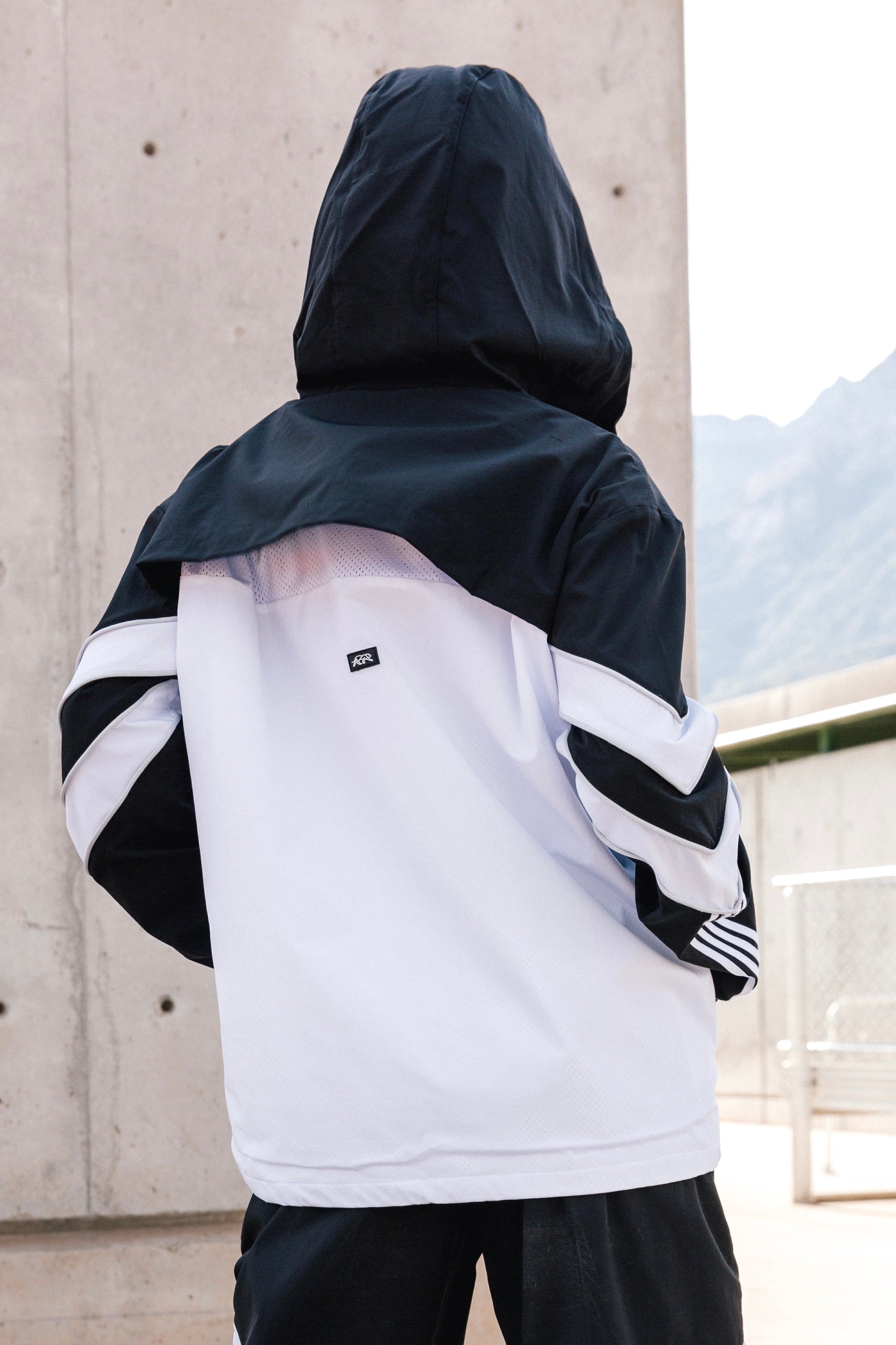 美品　Onitsuka Tiger ジップアップジャケット 黒/白　L TRACK TOP - Onitsuka Tiger | Onitsuka Tiger ONLINE STORE
